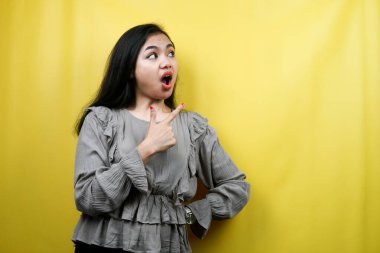 Güzel genç bir kadın şaşırdı, şok oldu, vay be yüz ifadesi, boş alana baktı, bir şeyler sundu, bir ürünü tanıttı, reklamcılık, izole edildi.