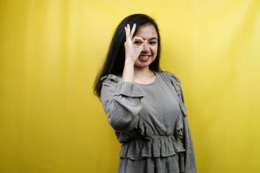 Güzel bir genç kadın, dürbün gibi elleri olan, bir şeye bakan, izole edilmiş.