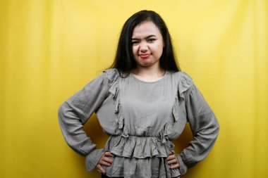 Kızgın ifadeli güzel bir genç kadın, ciddi, izole.