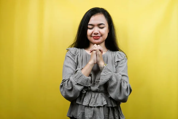 Güzel Genç Kadın Yalnız Dua Ediyor — Stok fotoğraf