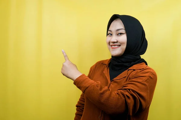Красивая Молодая Азиатская Мусульманка Руками Указывающими Пустое Пространство Представляющая Улыбающаяся — стоковое фото