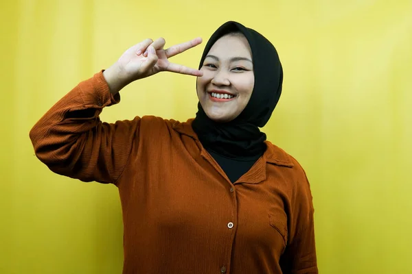 V字型の手で美しい若いアジアのイスラム教徒の女性 Okの 良い仕事 孤立したカメラを見て — ストック写真