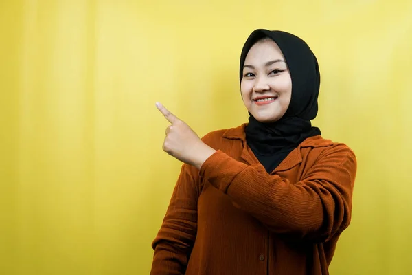 Красивая Молодая Азиатская Мусульманка Руками Указывающими Пустое Пространство Представляющая Улыбающаяся — стоковое фото