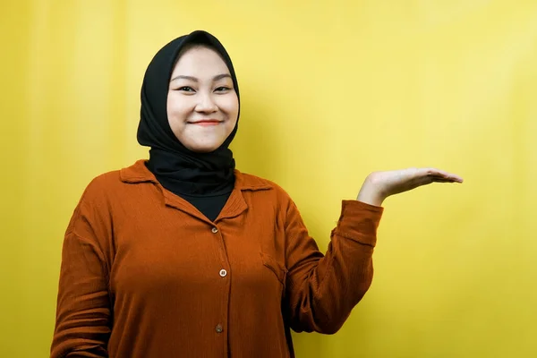 Linda Jovem Asiática Muçulmana Mulher Com Mãos Mostrando Apresentando Algo — Fotografia de Stock