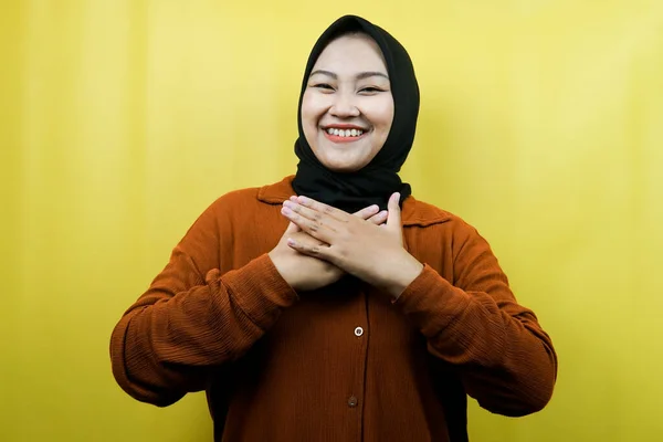 Bonita Jovem Asiático Muçulmano Mulher Sorrindo Surpreso Alegre Com Mãos — Fotografia de Stock