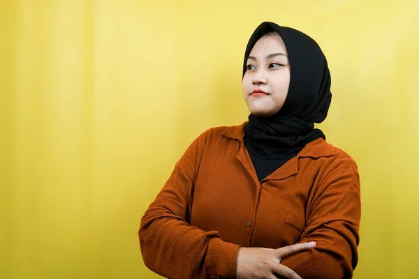 Hermosa Joven Asiático Musulmán Mujer Pensamiento Frente Vacío Espacio Aislado —  Fotos de Stock
