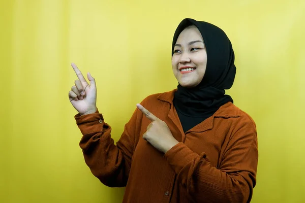 Güzel Genç Asyalı Müslüman Kadın Elleri Boş Bir Yeri Işaret — Stok fotoğraf