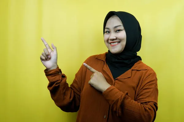 Όμορφη Νεαρή Ασιάτισσα Μουσουλμάνα Γυναίκα Χέρια Δείχνουν Κενό Χώρο Παρουσιάζοντας — Φωτογραφία Αρχείου