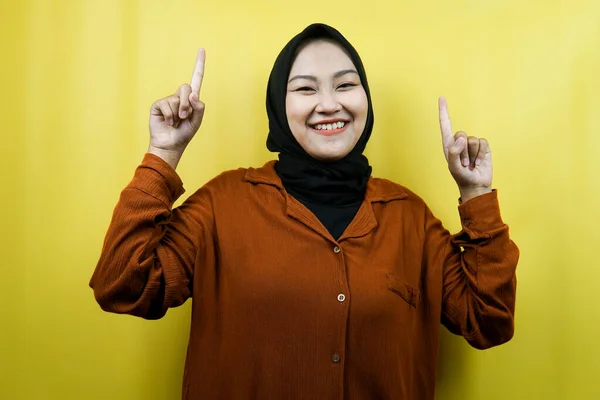 Hermosa Joven Mujer Musulmana Asiática Con Las Manos Apuntando Hacia —  Fotos de Stock
