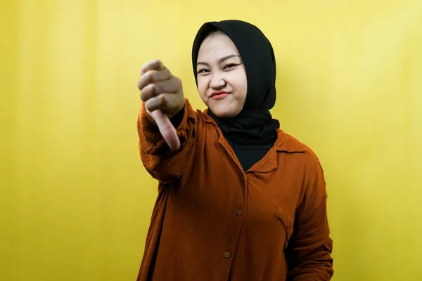 Hermosa Joven Asiático Musulmán Mujer Con Aversión Mano Malo Mirando —  Fotos de Stock