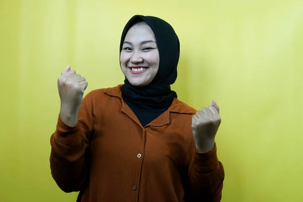 Schöne Junge Asiatische Muslimin Mit Geballten Händen Zeichen Des Erfolgs — Stockfoto