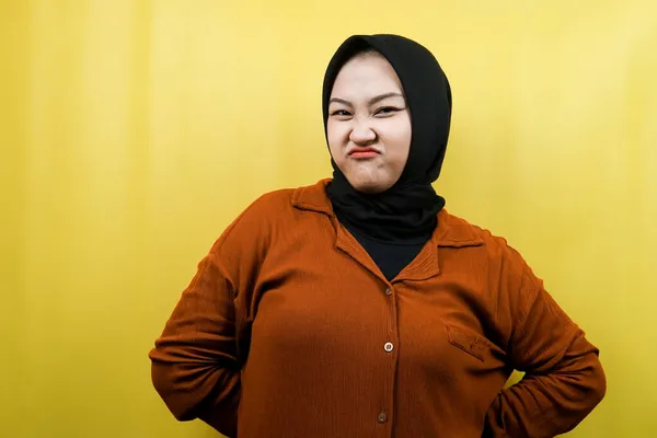 美しい若いアジアのイスラム教徒の女性は カメラの孤立を見て 悪い仕事 カメラを見て — ストック写真