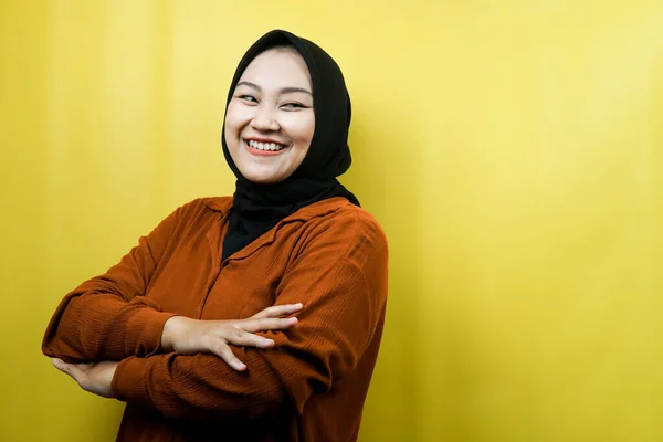 Wanita Muslim Asia Muda Yang Cantik Melihat Ruang Kosong Menghadirkan — Stok Foto