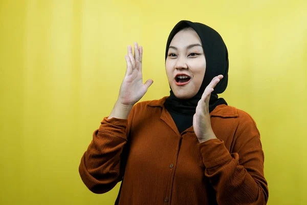 白い背景に孤立した何かを提示する空の空間を見て ショックを受けた美しい若いアジアのイスラム教徒の女性 — ストック写真