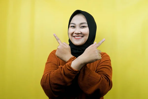 Όμορφη Νεαρή Ασιάτισσα Μουσουλμάνα Χέρια Που Δείχνουν Κενό Χώρο Παρουσιάζοντας — Φωτογραφία Αρχείου