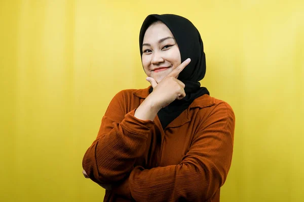 Piękny Młody Azjatycki Muzułmanin Kobieta Rękami Znak Brodzie Uśmiechnięty Pewny — Zdjęcie stockowe