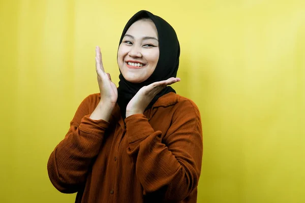 美しい若いですアジアのイスラム教徒の女性とともに手Vサインであご 自信に満ちて笑顔 熱狂的で陽気です — ストック写真