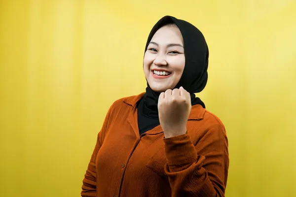 Красивая Молодая Азиатская Мусульманка Сжатыми Руками Признаком Успеха Ударами Кулаками — стоковое фото