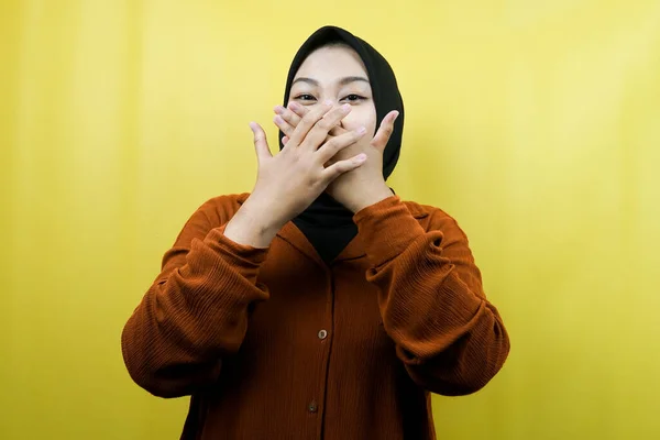 Bonita Jovem Asiático Muçulmano Mulher Chocado Surpreso Desacreditando Obtendo Informações — Fotografia de Stock