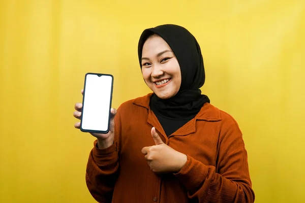 漂亮的年轻的亚裔穆斯林女子手持带有白色或空白屏幕的智能手机 推广应用程序 推广某事 孤立的广告概念 — 图库照片