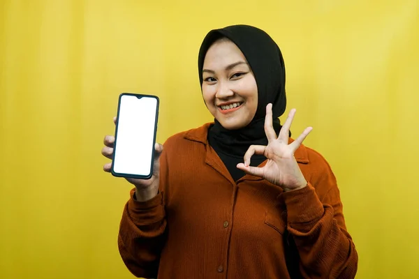 Красива Молода Азіатська Мусульманка Тримає Смартфон Білим Або Порожнім Екраном — стокове фото