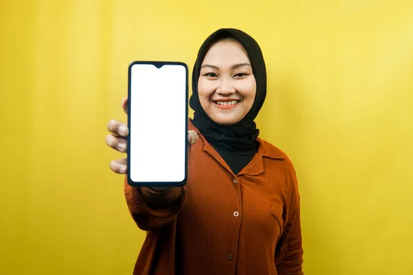 白または空白の画面でスマートフォンを保持している美しい若いアジアのイスラム教徒の女性 アプリを促進します 何かを促進します 広告コンセプト — ストック写真