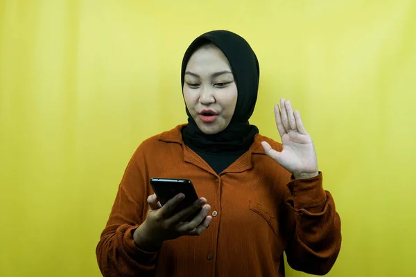Красивая Молодая Азиатская Мусульманка Шокирована Удивлена Руками Держащими Смартфон Глядя — стоковое фото
