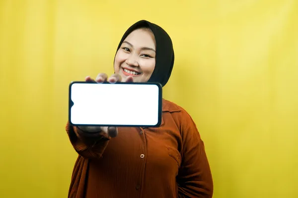 Красивая Молодая Азиатская Мусульманка Держит Смартфон Белым Пустым Экраном Продвигает — стоковое фото