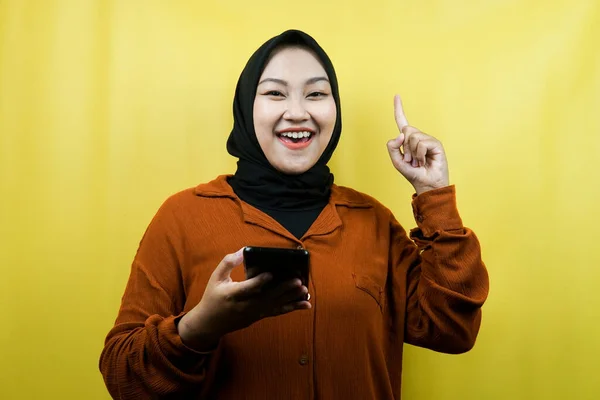 美しい若いアジアのイスラム教徒の女性の笑顔 アイデアを得る 手でスマートフォンを保持します 広告コンセプト — ストック写真