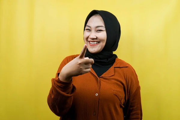 Bela Jovem Ásia Muçulmano Mulher Com Mãos Apontando Para Câmara — Fotografia de Stock