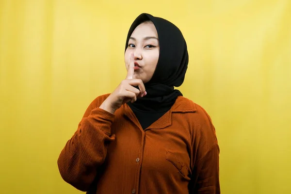 Красивая Молодая Азиатская Мусульманка Тсс Тсс Говори Пожалуйста Молчи Изолируйся — стоковое фото