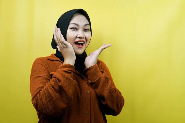 Gyönyörű Fiatal Ázsiai Muszlim Megdöbbent Meglepett Wow Kifejezés Szemben Kamera — Stock Fotó