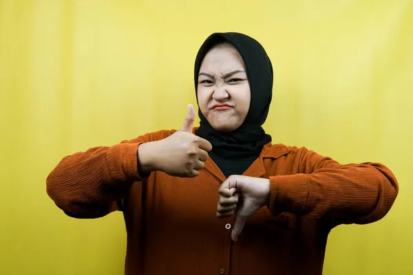 Gyönyörű Ázsiai Fiatal Muszlim Kézzel Jel Mint Vagy Nem Tetszik — Stock Fotó