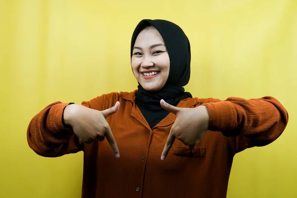 Gyönyörű Ázsiai Fiatal Muszlim Kezét Lefelé Mutató Kezét Kattintson Alábbi — Stock Fotó