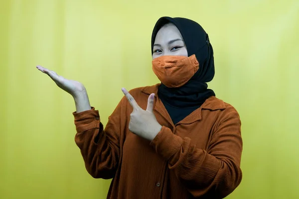 Wanita Muslim Mengenakan Topeng Dengan Tangan Menunjuk Pada Ruang Kosong — Stok Foto