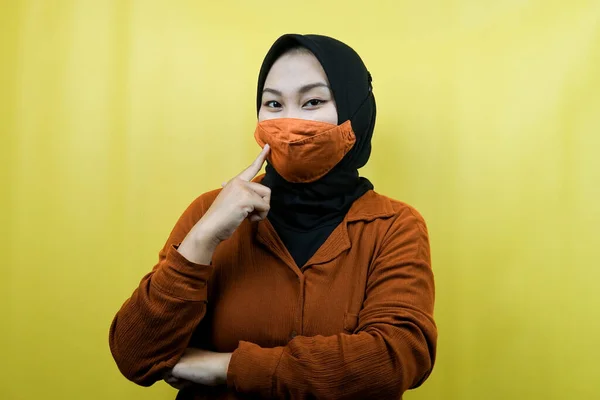 Mulher Muçulmana Usando Máscara Com Mão Apontando Para Máscara Evitar — Fotografia de Stock