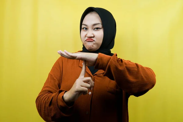 手を停止記号を示すと美しいアジアの若いイスラム教徒の女性は サインの手を話すことはありません ノイズのサインの手をしないでください 隔離された — ストック写真