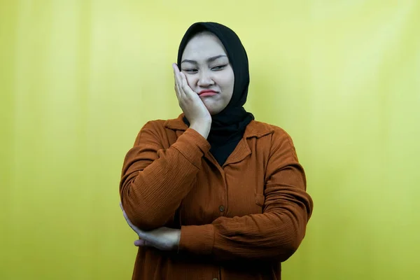 美しいアジアの若いイスラム教徒の女性が考え アイデアを探して 問題の解決策を探して 手で頬を保持し 隔離された — ストック写真