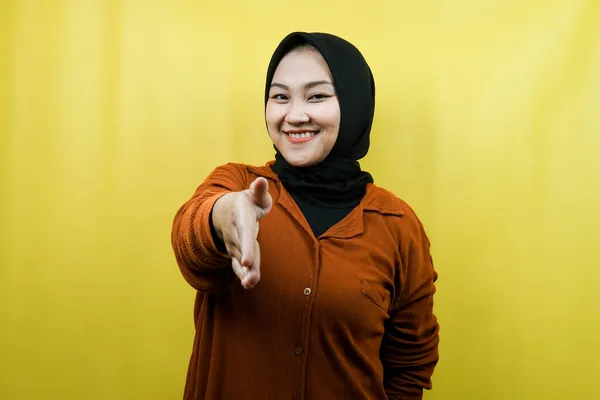 Красивая Молодая Азиатская Мусульманка Руками Пожимающими Камеру Руками Знаком Сотрудничества — стоковое фото