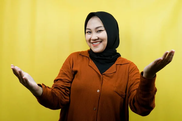 Schöne Junge Asiatische Muslimin Mit Offenen Armen Die Kamera Willkommenszeichen — Stockfoto