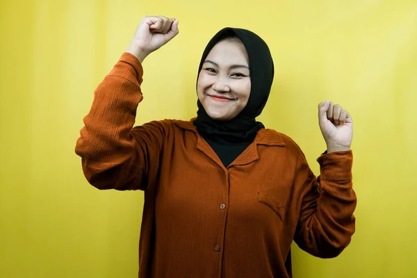 Красивая Азиатская Молодая Мусульманка Поднятыми Мускулами Силовые Указатели Рук Изолированные — стоковое фото