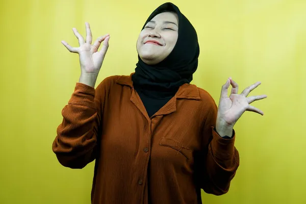 Schöne Junge Muslimische Frau Mit Meditierenden Händen Zeichen Lächelt Bequem — Stockfoto