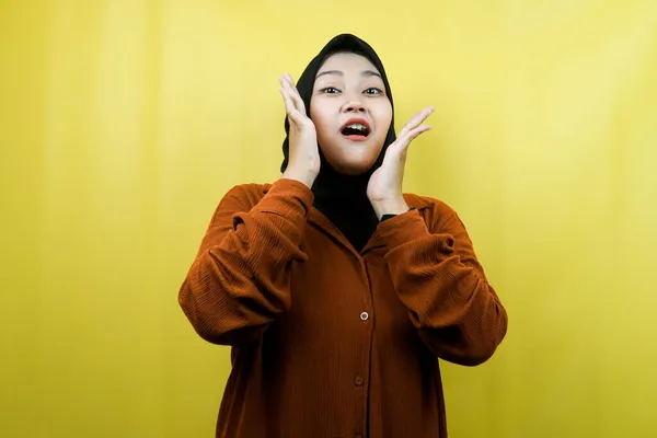 Hermosa Joven Asiático Musulmán Mujer Shocked Sorprendida Wow Expresión Con —  Fotos de Stock