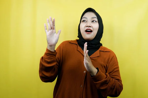 Schöne Junge Asiatische Muslimin Schockiert Überrascht Wow Ausdruck Blick Auf — Stockfoto