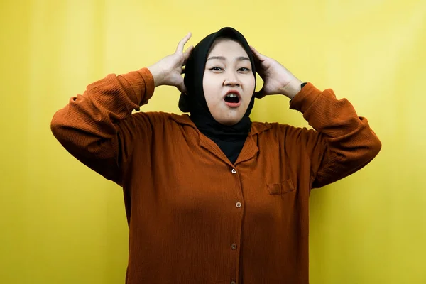 Bela Jovem Ásia Muçulmano Mulher Chocado Surpreso Uau Expressão Mãos — Fotografia de Stock