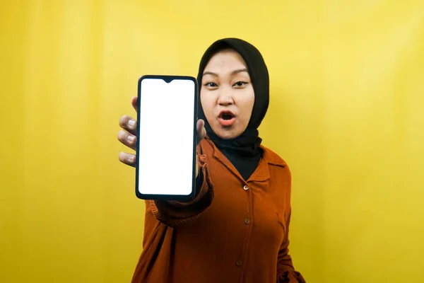 美しい若いアジアのイスラム教徒の女性はショックを受けました 驚きました すごい表現 手は白または空白の画面でスマートフォンを保持します アプリを促進します 製品を促進します 何かを提示 — ストック写真