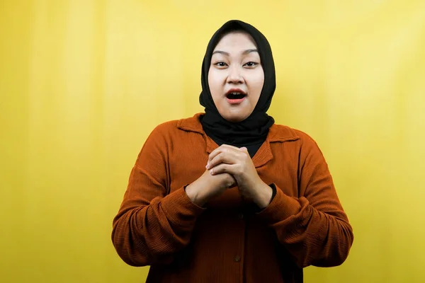 Hermosa Joven Asiático Musulmán Mujer Shocked Sorpresa Wow Expresión Aislado —  Fotos de Stock
