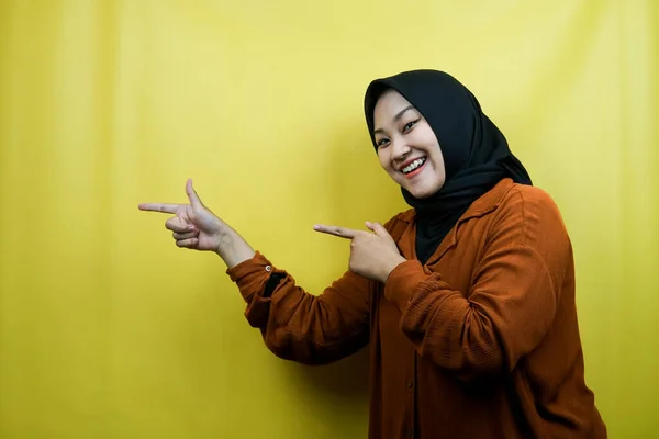 Belle Jeune Femme Musulmane Asiatique Avec Les Mains Pointant Vers — Photo