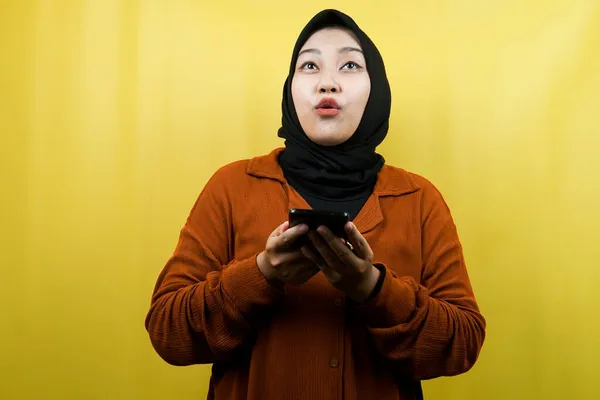 美しい若いアジアのイスラム教徒の女性がショックを受け すごい表現 手をスマートフォンを保持 上を向いて — ストック写真