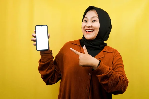 美しい若いアジアのイスラム教徒の女性はショックを受けました 驚きました すごい表現 手は白または空白の画面でスマートフォンを保持します アプリを促進します 製品を促進します 何かを提示 — ストック写真